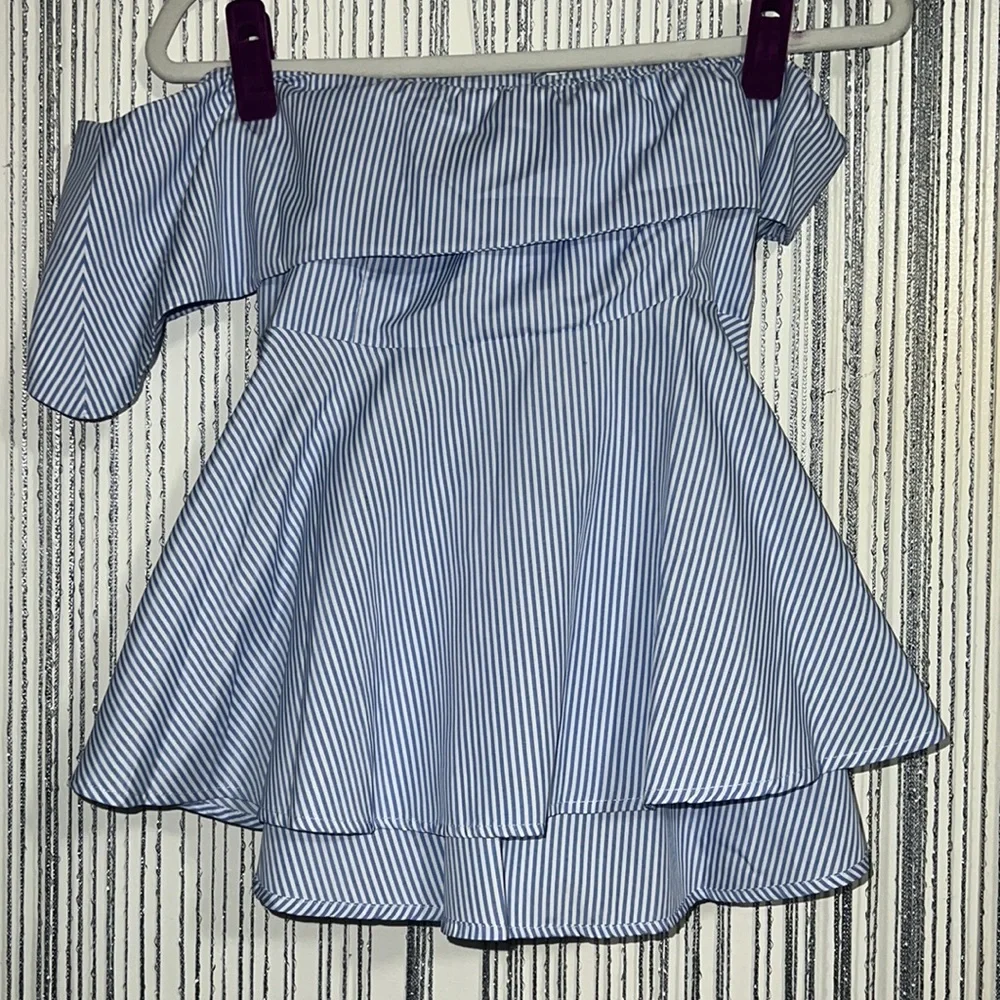Sleeveless blouse tie front blue and white size Large. New condition never worn - Picture 3 of 5